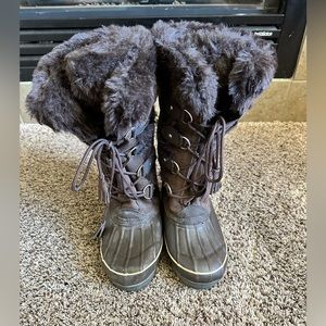 WOMEN’S Khombu fully lined winter boots. Size 6
